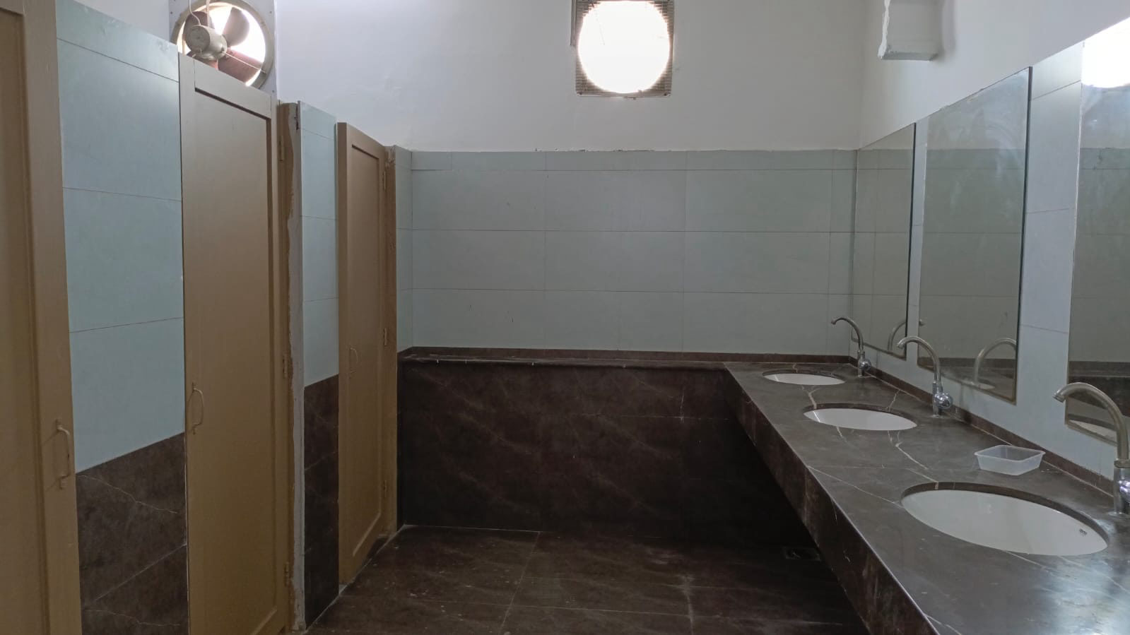 9000 Sq. Ft. Commercial Bungalow / Office for Rent in Clifton Block 4 – Ground + 2 Floors | Ideal for Corporate Office, Clinic & Institute
