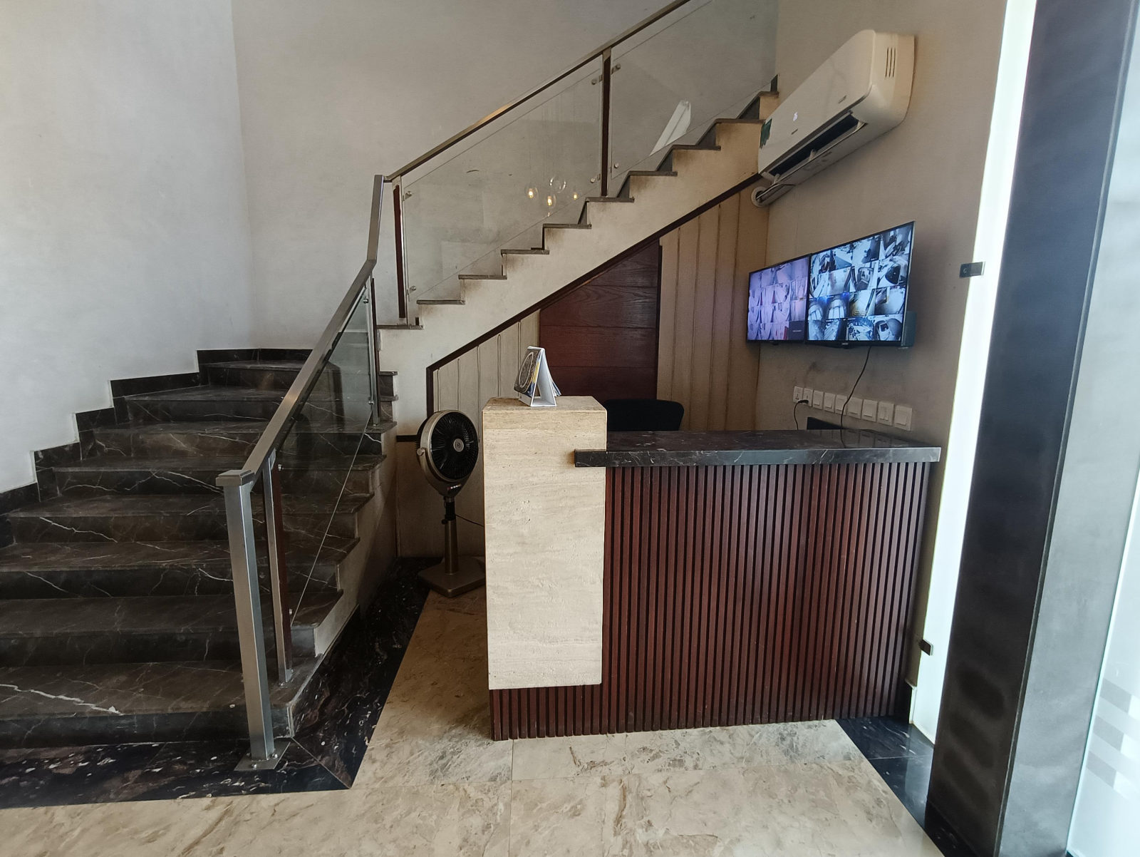 1350 Sq Ft Like-New Office for Rent in Clifton Block 4